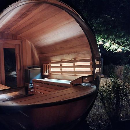 Le Domaine De Pivette Chambre Climatisee Et Insolite Avec Terrasse Privative Avranches Room photo